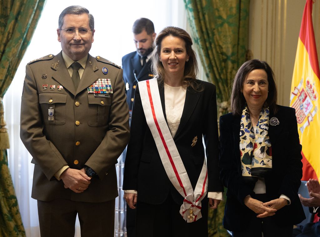 La ministra de Defensa, Margarita Robles, entrega una de las Grandes Cruces del Mérito Militar, Naval y Aeronáutico a María Cristina de Ulloa y Solís-Beaumont, duquesa de Arcos y grande de España, durante el acto de imposición celebrado en la sede del Cuartel General de la Armada, en Madrid, el 19 de febrero de 2026