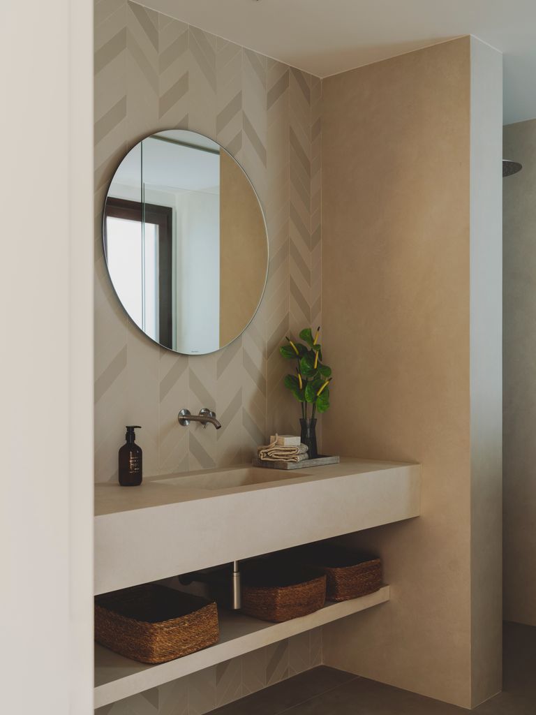 Baño con encimera de lavabo a medida
