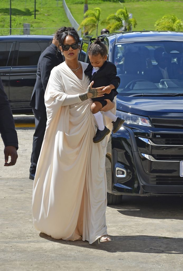 Rihanna y su familia llegaron a Barbados para asistir a la ceremonia de celebración de la vida de su padre. 