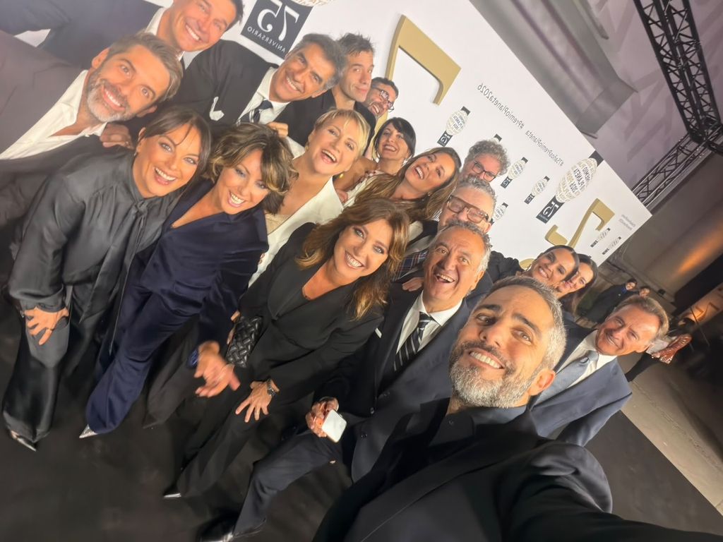 Roberto Leal comparte una foto de grupo con algunos compañeros de Atresmedia que asistieron a los Premios Planeta