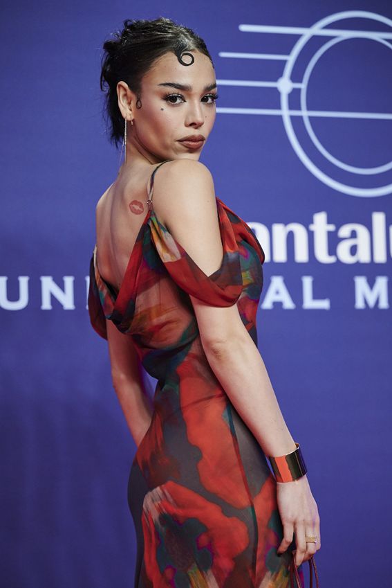 Danna Paola y su look de estilo flamenco con rosas en Sevilla
