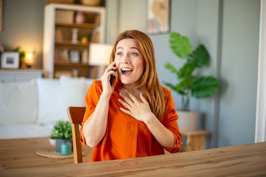 mujer hablando por teléfono