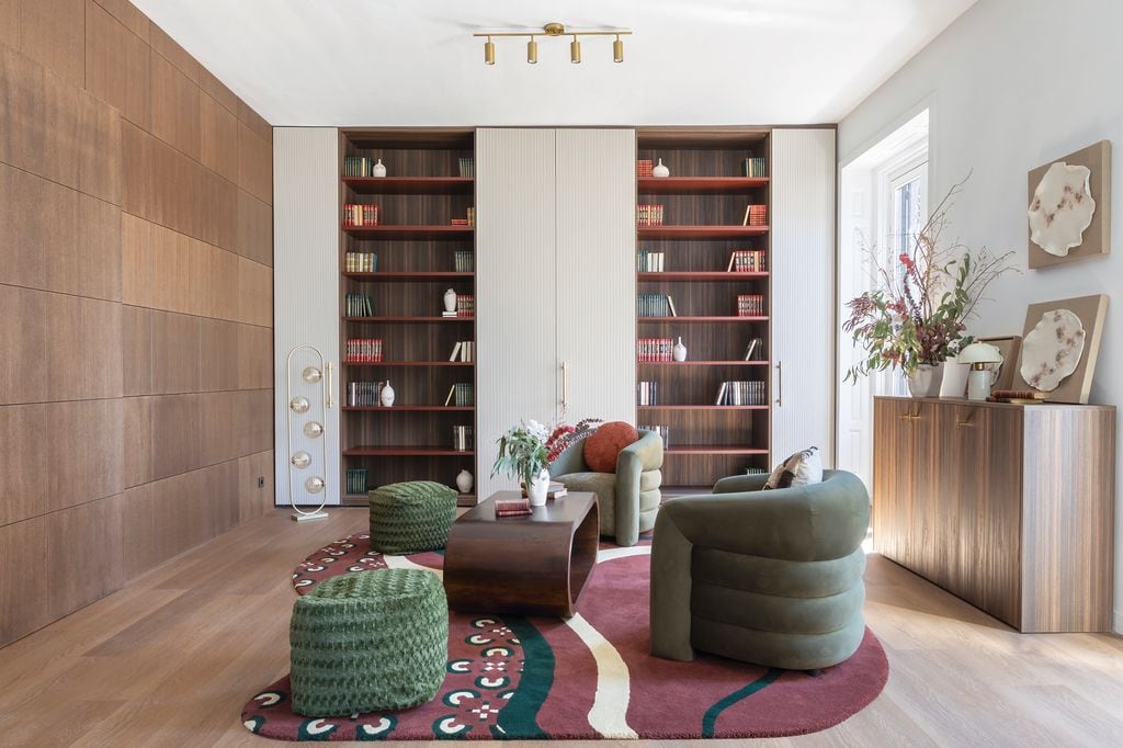 Salón decorado en tonos verdes y rojos