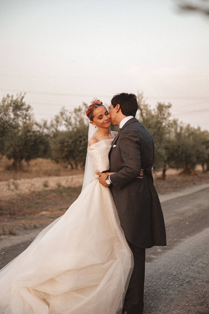 Look de novia de encaje, tul y cinturón de Manuel Zerpa