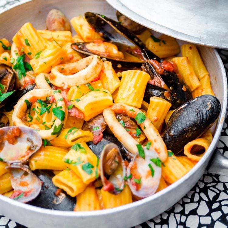 'Rigatoni' con almejas, mejillones y calamar