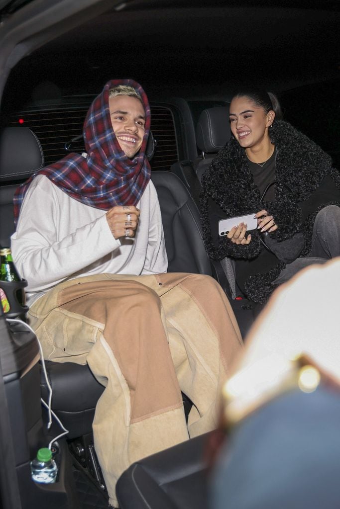 Romeo Beckham y Kim Turnbull fueron vistos sonrientes en el Hotel Costes de París.