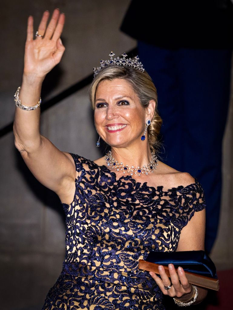 La reina Máxima junto a la tiara de zafiros