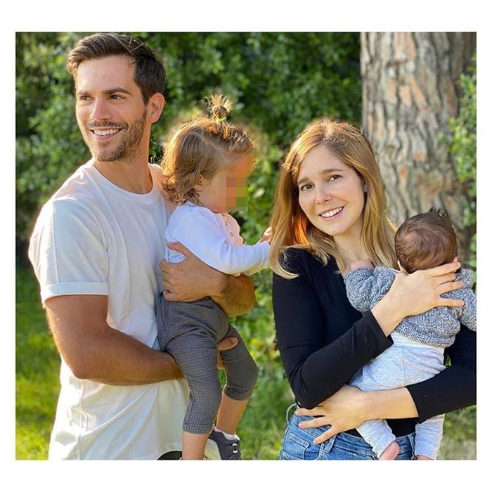 Natalia Sánchez y Marc Clotet con sus hijos Neo y Lía