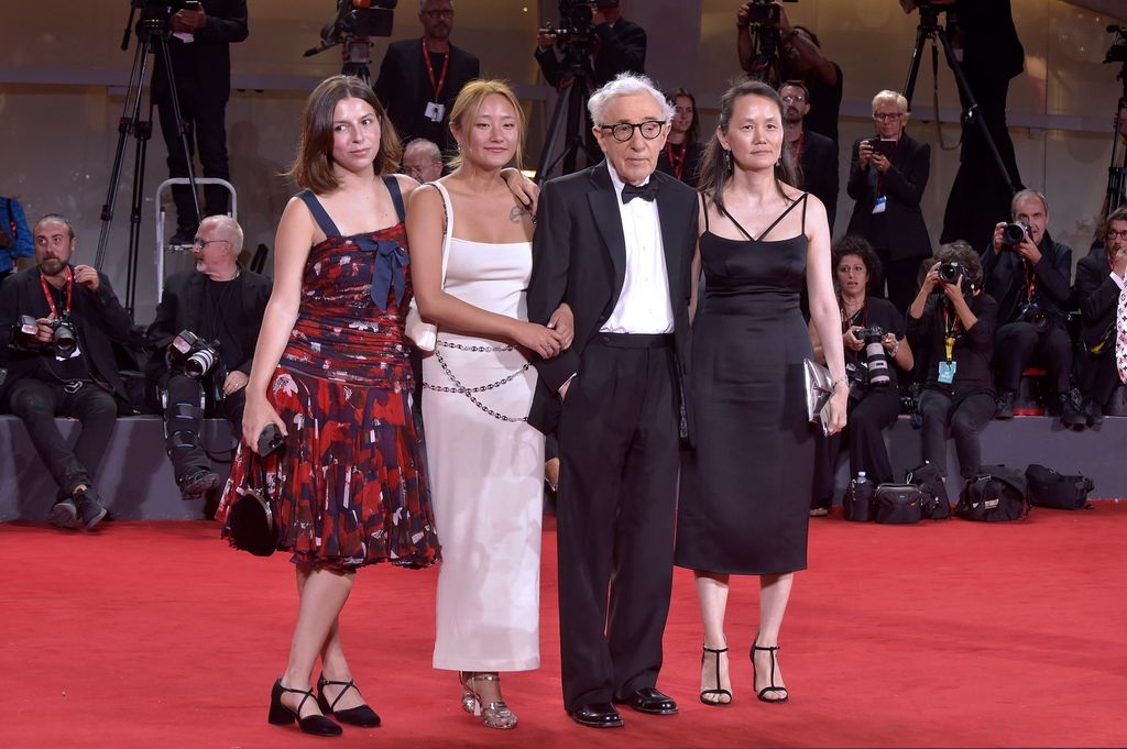 Woody Allen con su mujer Soon-Yi Previn y sus hijas en el Festival de Venecia en 2023
