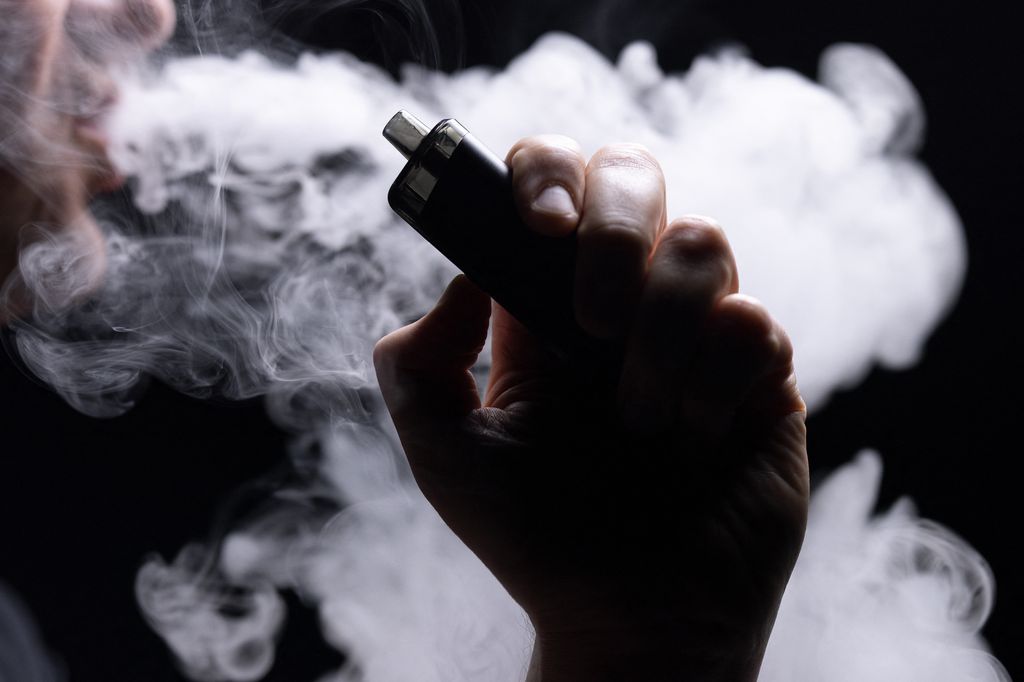 Los vapeadores distan mucho de ser una mejor alternativa a los cigarrillos convencionales.