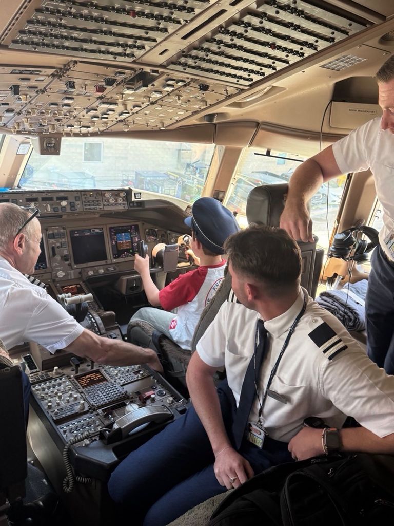 Archie cumplió el sueño de muchos al ponerse detrás de los controles de un avión.