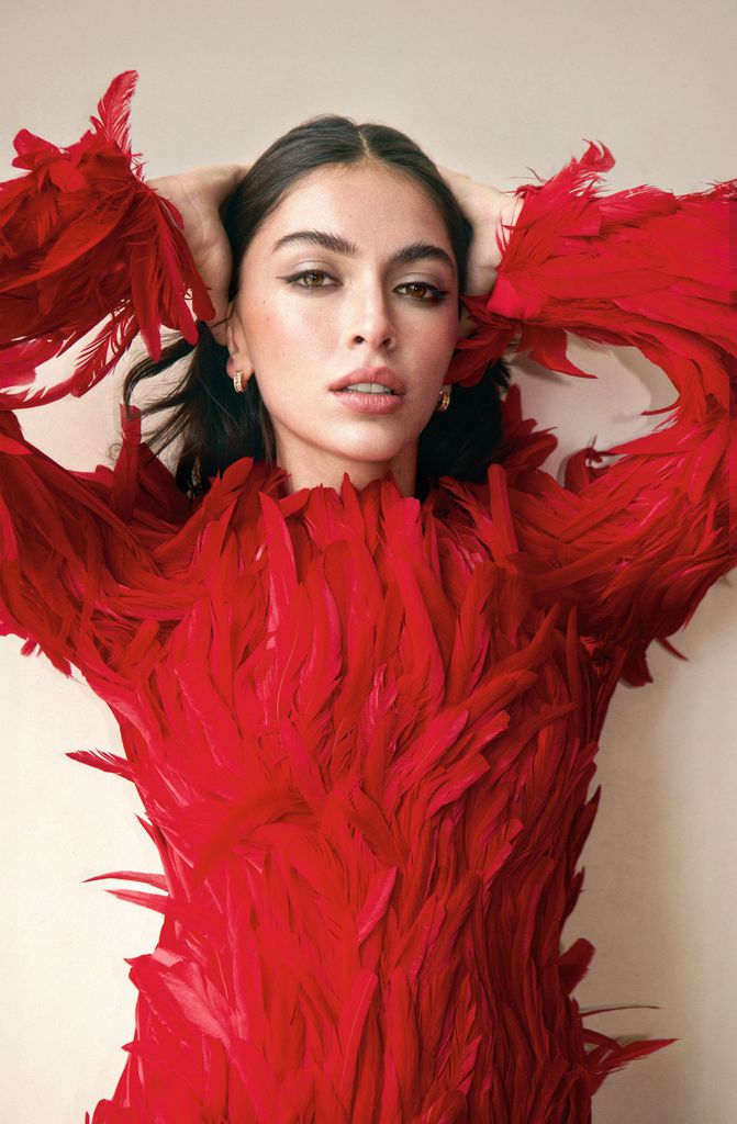 Lucía Rivera con total look de plumas rojas 