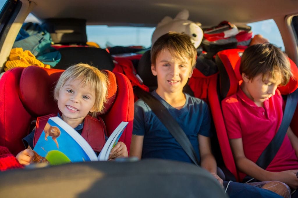 Niños viajando en coche