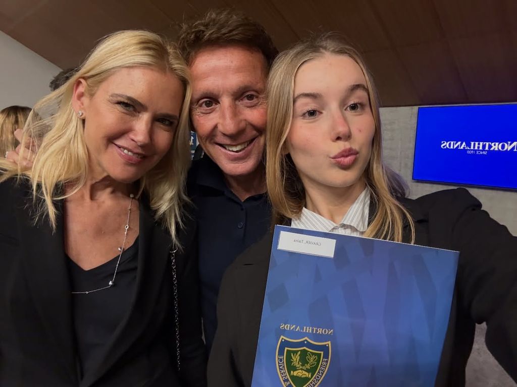 Valeria Mazza y Alejandro Gravier, orgullosos de su hija Taína que se ha graduado a los 18 años