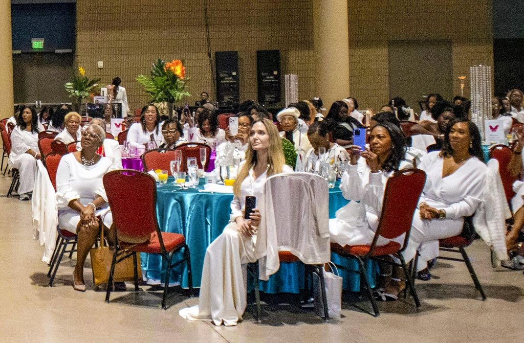 Angelina Jolie muestra su apoyo a su hija Zahara en un evento en Alabama