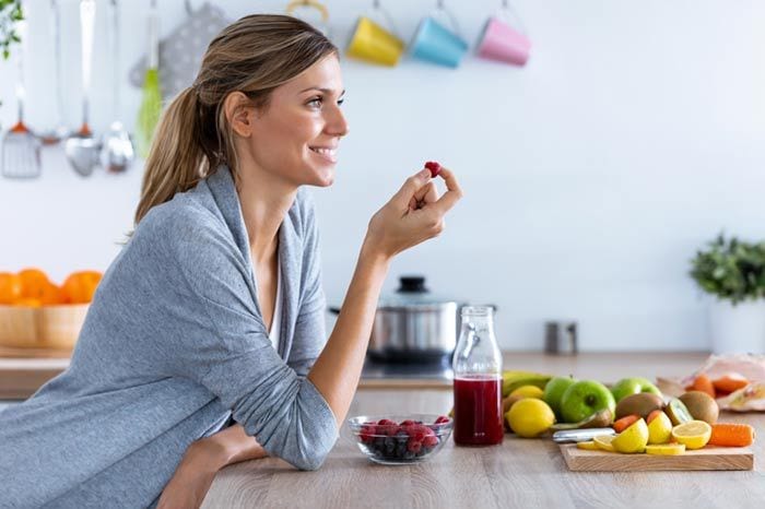 mujer comiendo sano