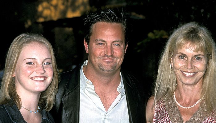 Matthew Perry con su madre y su hermana