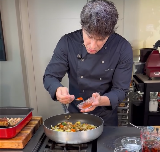 Como especias, Jordi usa pimentón y una mezcla de comino, pimienta y azafrán.