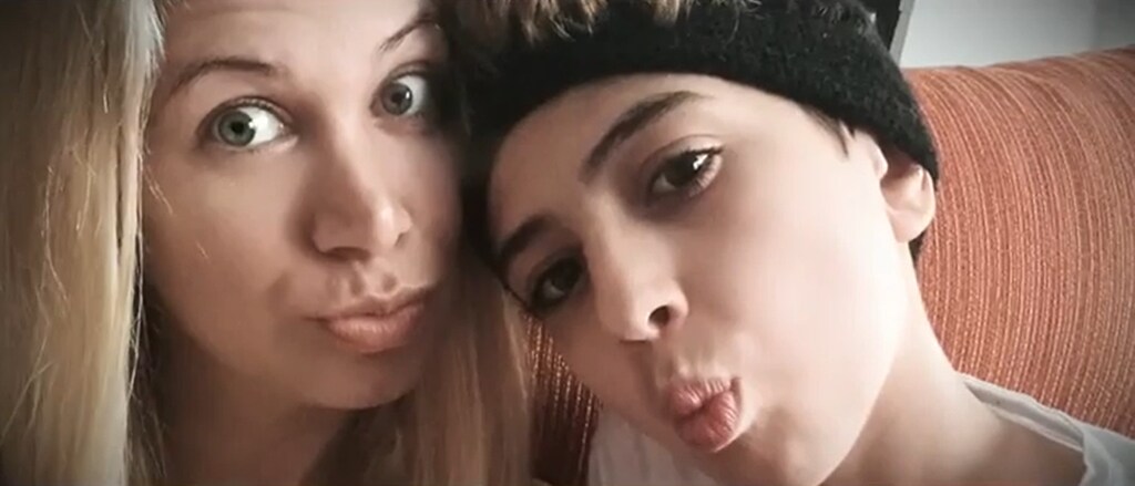  Primer plano de Vanessa Bouza con su hijo Alejandro de pequeño