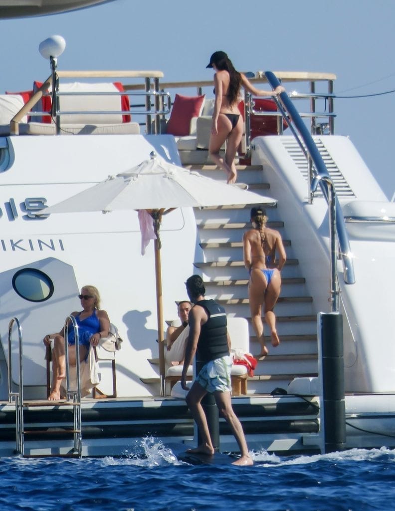 Dakota Johnson y Kate Hudson lucieron guapísimas paseando en bikini sobre el lujoso yate.