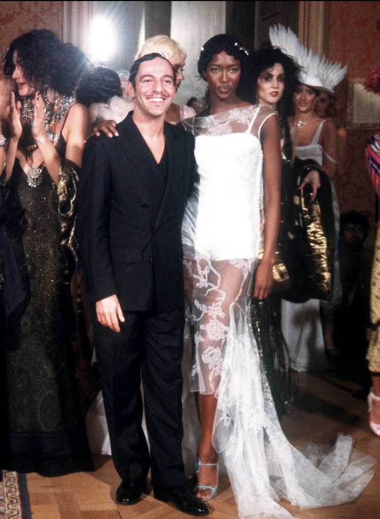 John Galliano con Naomi Campbell en París, 1998.