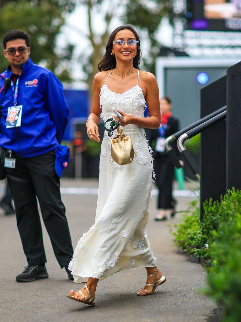 De paso por Melbourne, Alexandra Leclerc lució radiante como una recién casada.