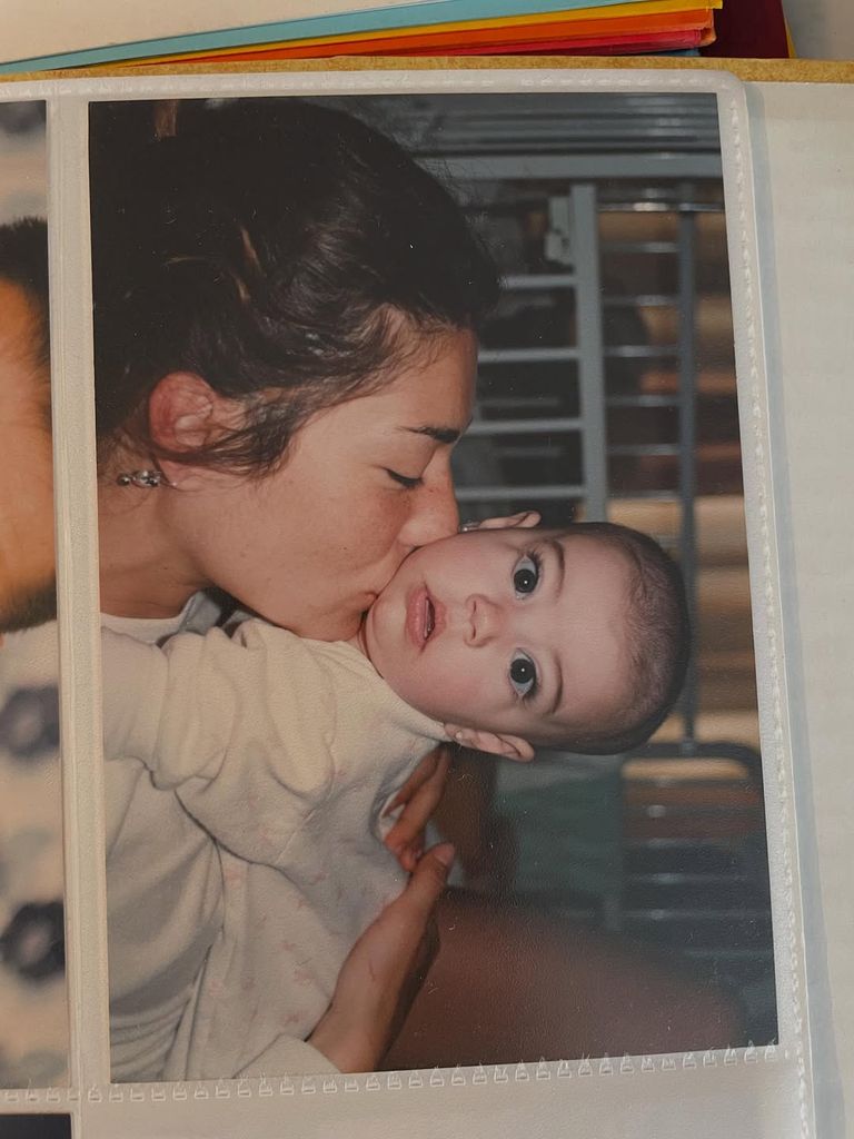 Claudia Ula comparte una imagen con su madre, Raquel Revuelta, de cuando era pequeña