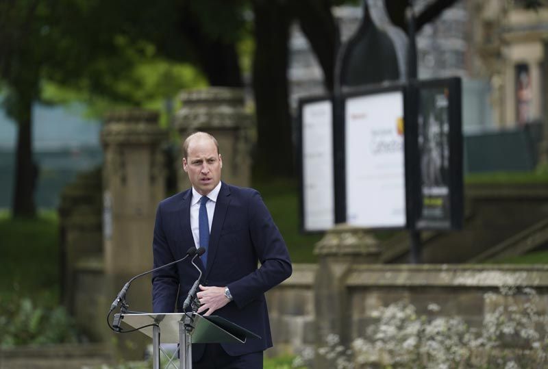 El príncipe Guillermo recuerda su dolor tras la muerte de su padre en un homenaje en Manchester