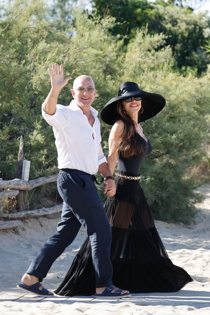 Jeff Bezos y su esposa Lauren Sánchez Bezos saludaron alegremente cuando descubrieron que eran fotografiados.