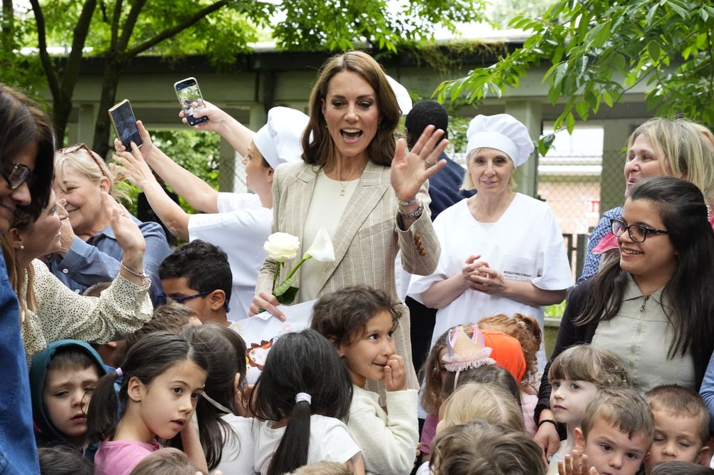 Kate Middleton, rodeada de los niños de la escuela infantil Salvador Allende 
