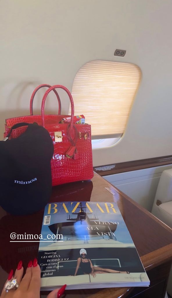 En medio de la emoción por el partido de Portugal vs Uzbekistán, Georgina Rodríguez publicó una fotografía desde un avión privado; al parecer el partido la sorprendió en pleno viaje.