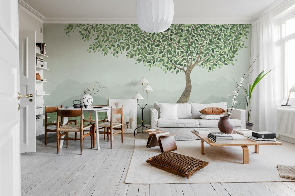 Pared del salón decorada con el mural de un árbol
