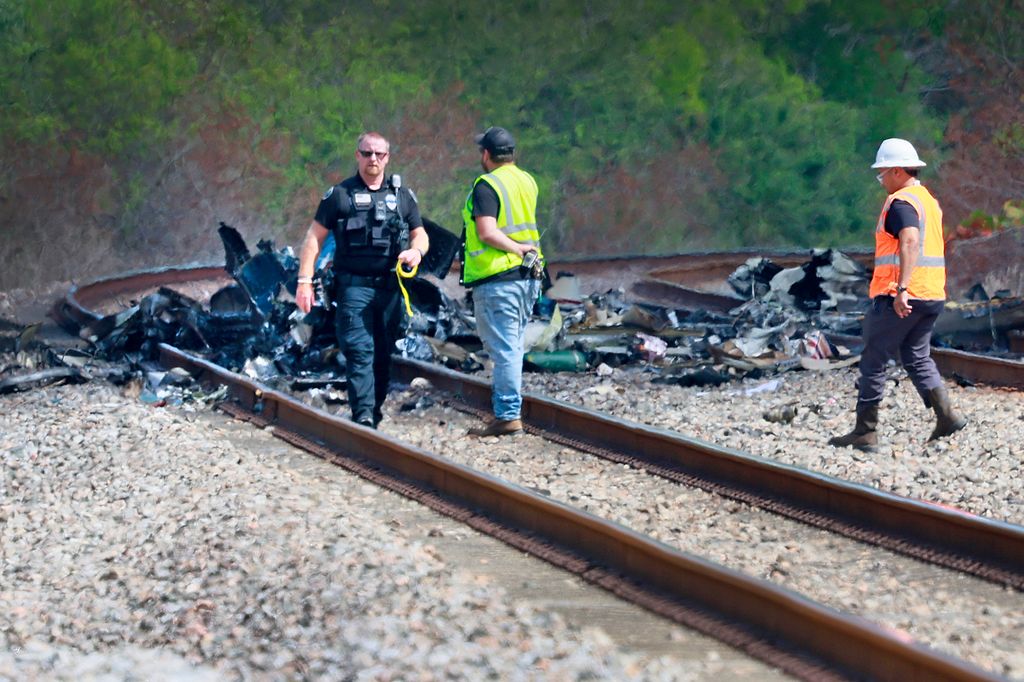 La avioneta se estrelló cerca de la autopista interestatal, quedando en las vías del tren. 