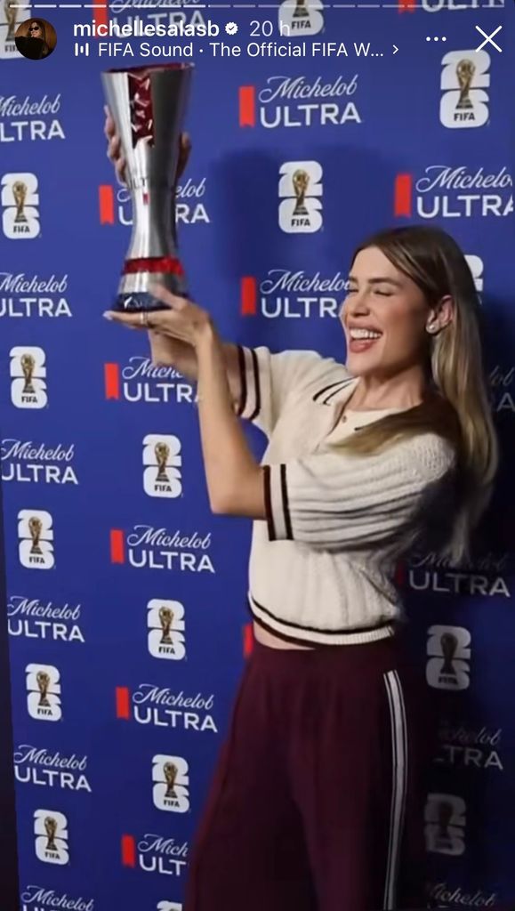 Michelle Salas con el trofeo de 'Superior Player' poco antes de entregarlo. 