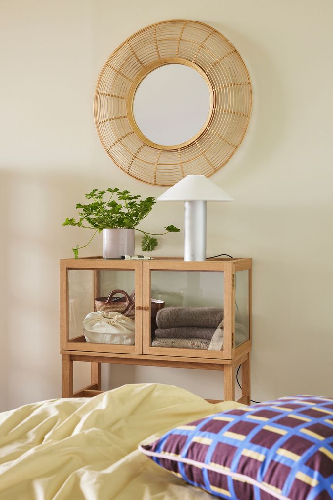 Vitrina pequeña de madera clara