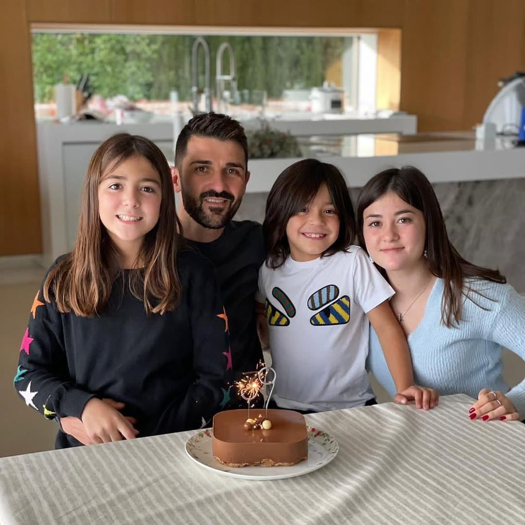 David con sus tres hijos: Zaida, Olaya y Luca