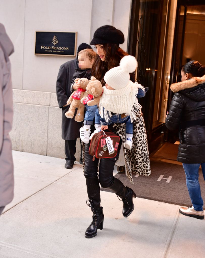 Amal Clooney con sus hijos Alexander y Ella