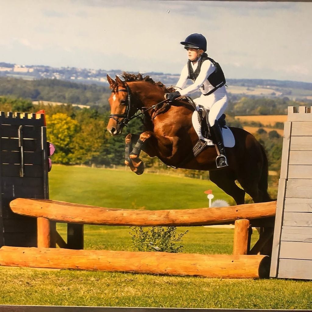 Lady Araminta montando a caballo