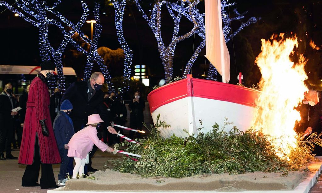Los príncipes de Mónaco y sus hijos celebran Santa Devota