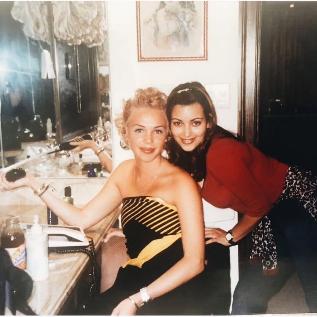 Simone Harouche y Kim Kardashian en una foto del baúl de los recuerdos; se conocen desde niñas y les tocó vivir esa dura experiencia en París 