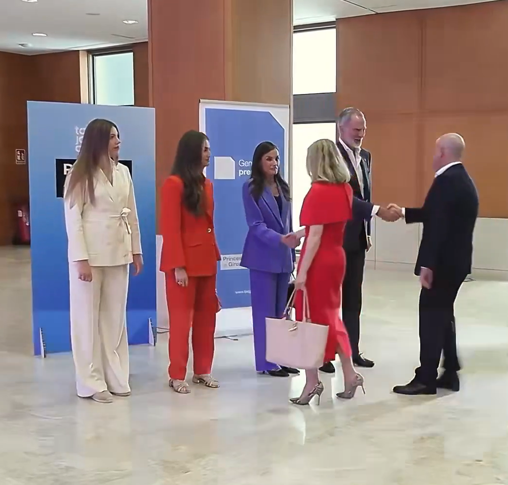 Saludo de los Reyes, la Princesa de Asturias y de Girona y la Infanta Sofía a los miembros del patronato de la Fundación Princesa de Girona