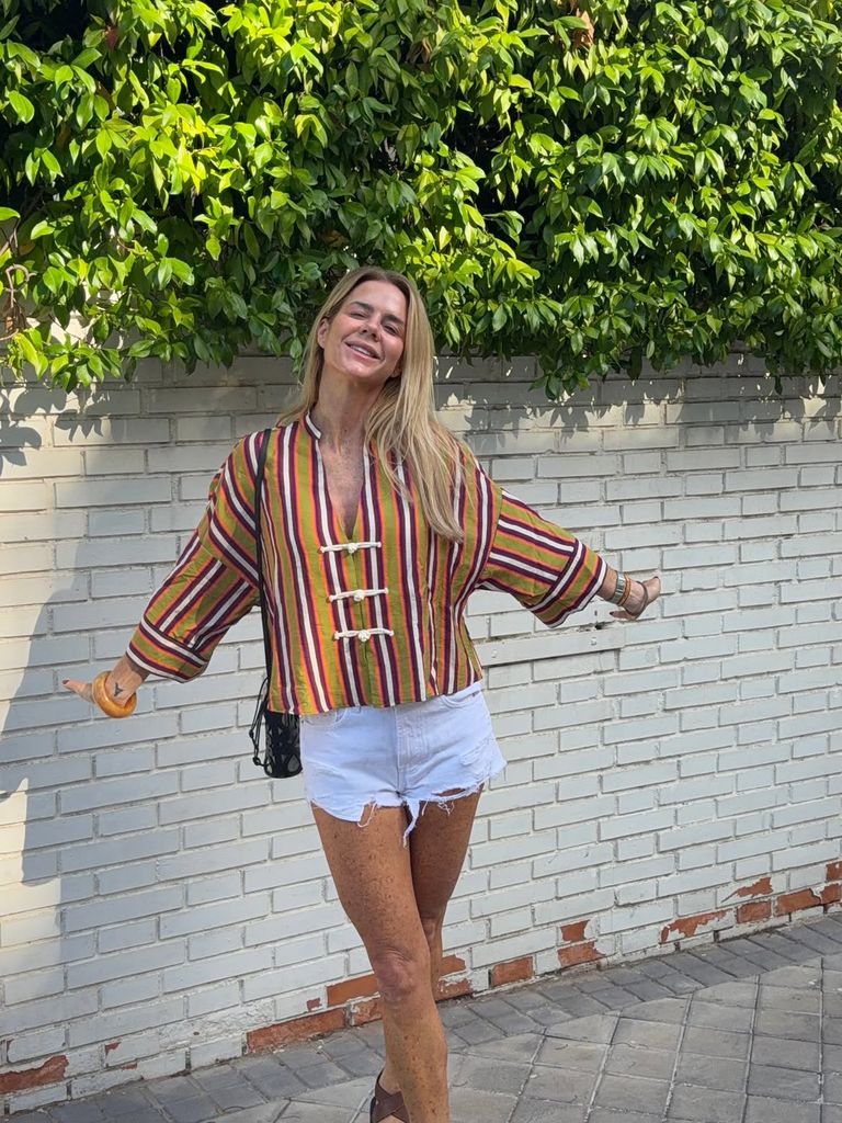 Amelia Bono estrena la camisa de rayas de Zara que mejor combina con shorts vaqueros y sandalias