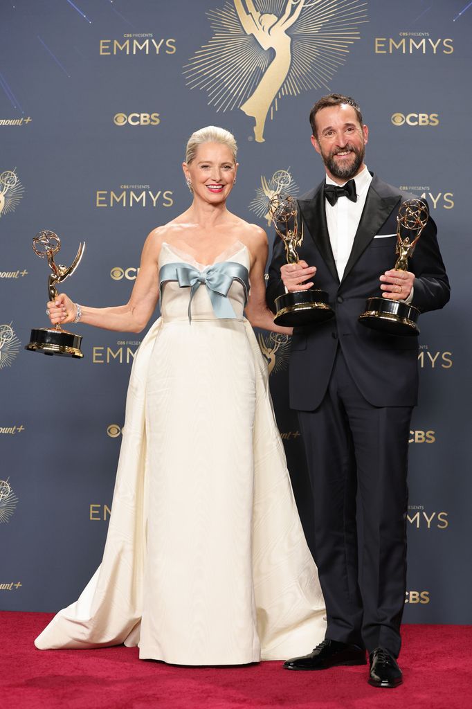 Katherine LaNasa y Noah Wyle, ganadores por la serie "The Pitt", en la gala de los Premios Emmy 2025