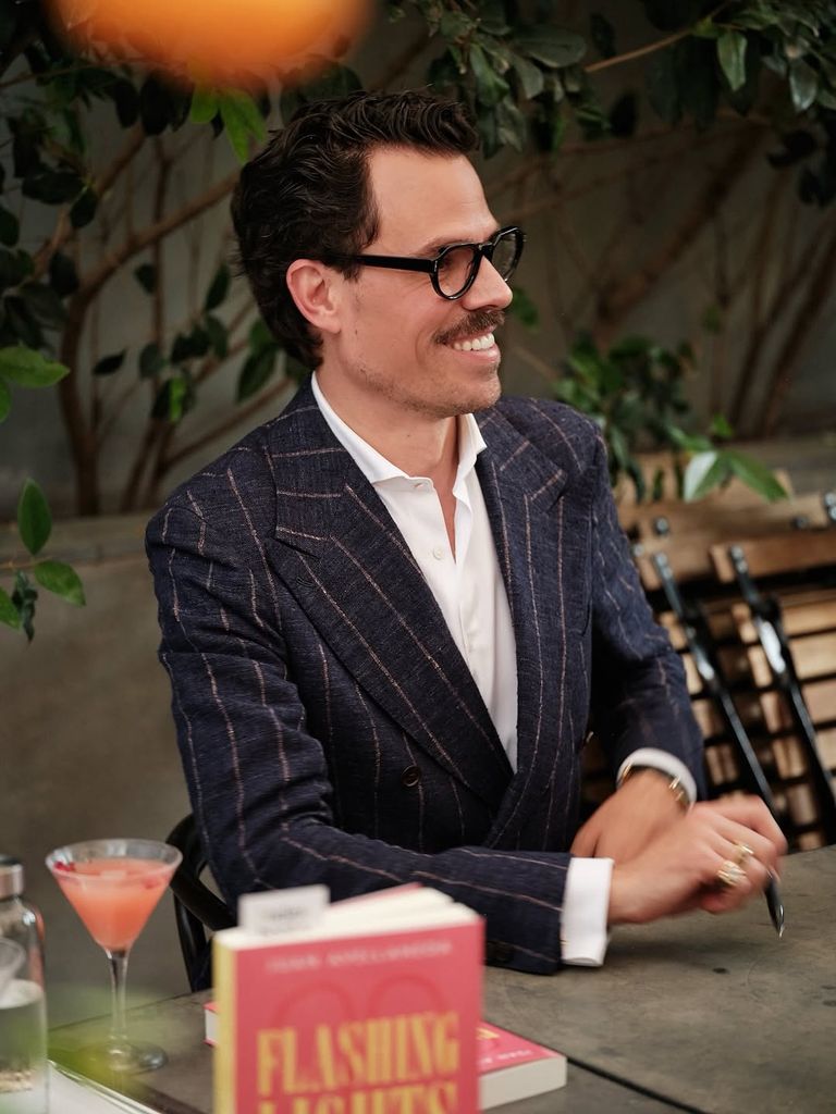 Juan Avellaneda en una firma de libros