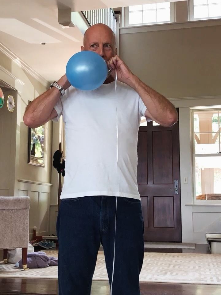 Bruce aprovechaba el helio del globo para afinar su voz en un divertido vídeo