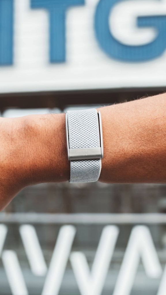 Los wearables sin pantalla recogen datos fisiológicos que se analizan fuera de la pista para ajustar entrenamientos y recuperación