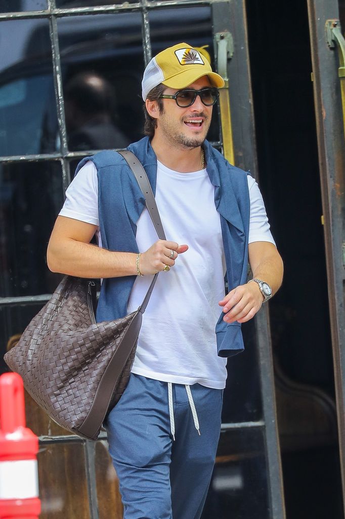 Más tarde, Diego Boneta volvió a sorprender con un bolso de cuero tejido de la misma firma.