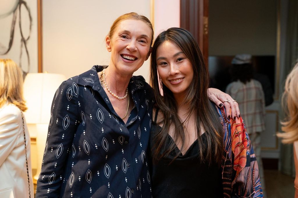 La estilista Blanca Unzueta, junto a la DJ Chong Fu. Ambas lucen creaciones de CLO.