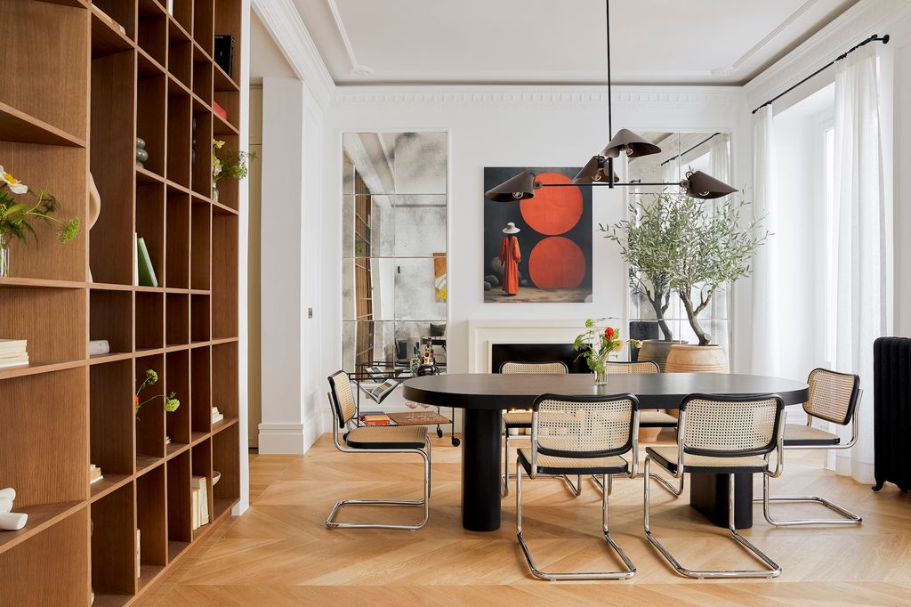 Comedor con molduras clásicas y decoración moderna. 