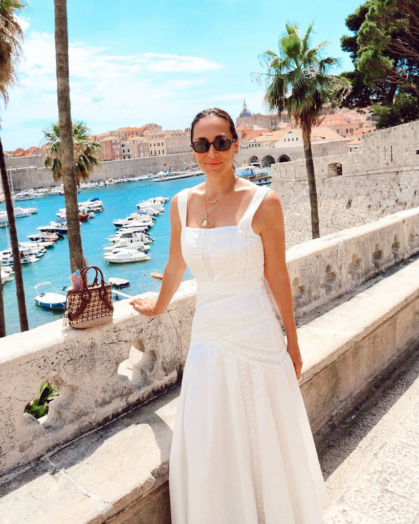 Tamara Falcó en Dubrovnik con un vestido blanco de algodón de tirantes perfecto para el verano, 2026.